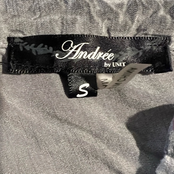 Andree By Unit Shirt Womens SMALL gray Embroidered Floral Boho Flowy Crinkle - Picture 5 of 7